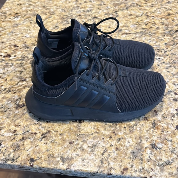 Girls barely worn, black Adidas sneakers - Picture 2 of 6